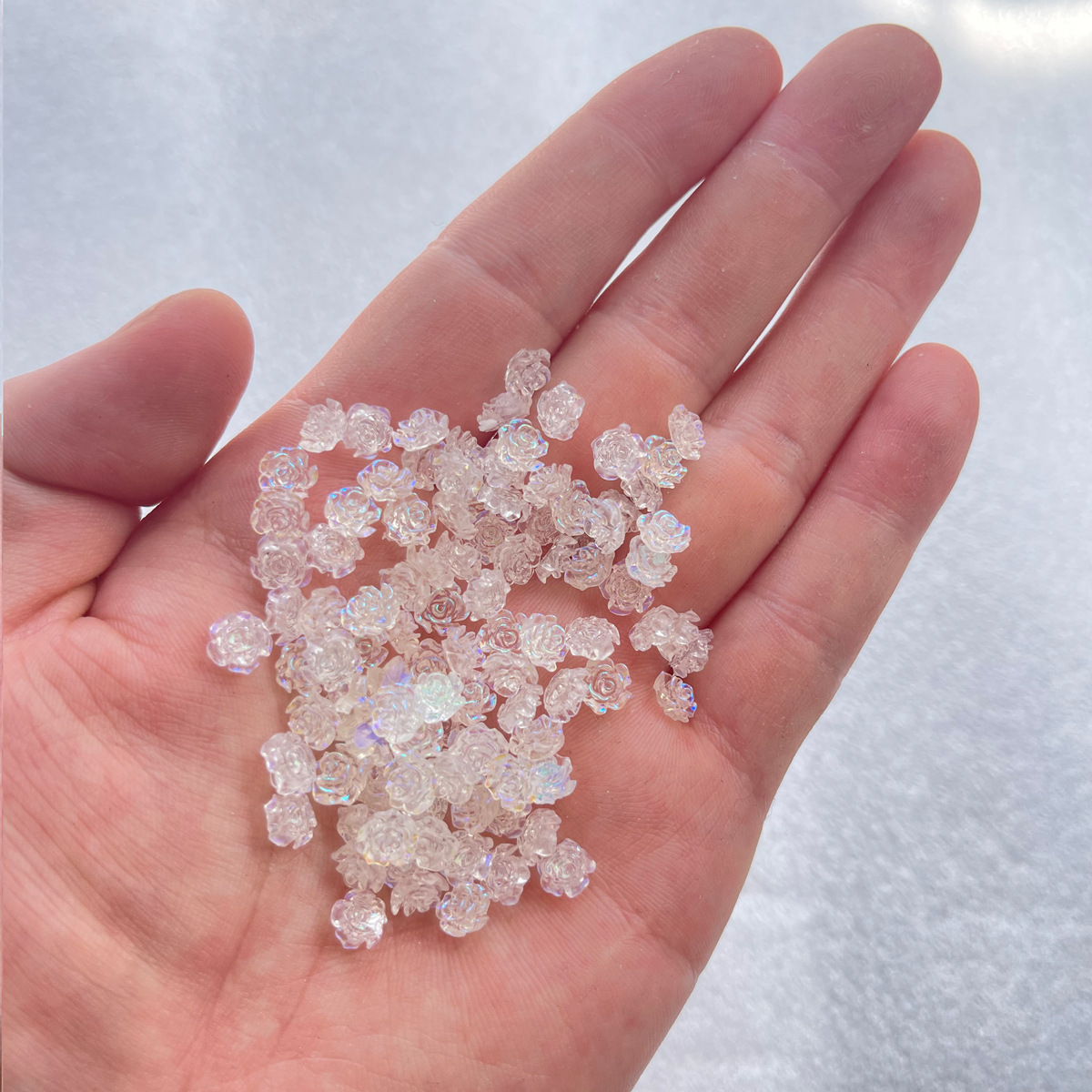 Resin Art All - ชาร์มตกแต่งเล็บรูปดอกกุหลาบมุกหลากสี 100 ชิ้น ขนาดต่างๆ ดอกคามิลเลียเรซิ่นแบบสามมิติ เข้าได้กับทุกแบบ